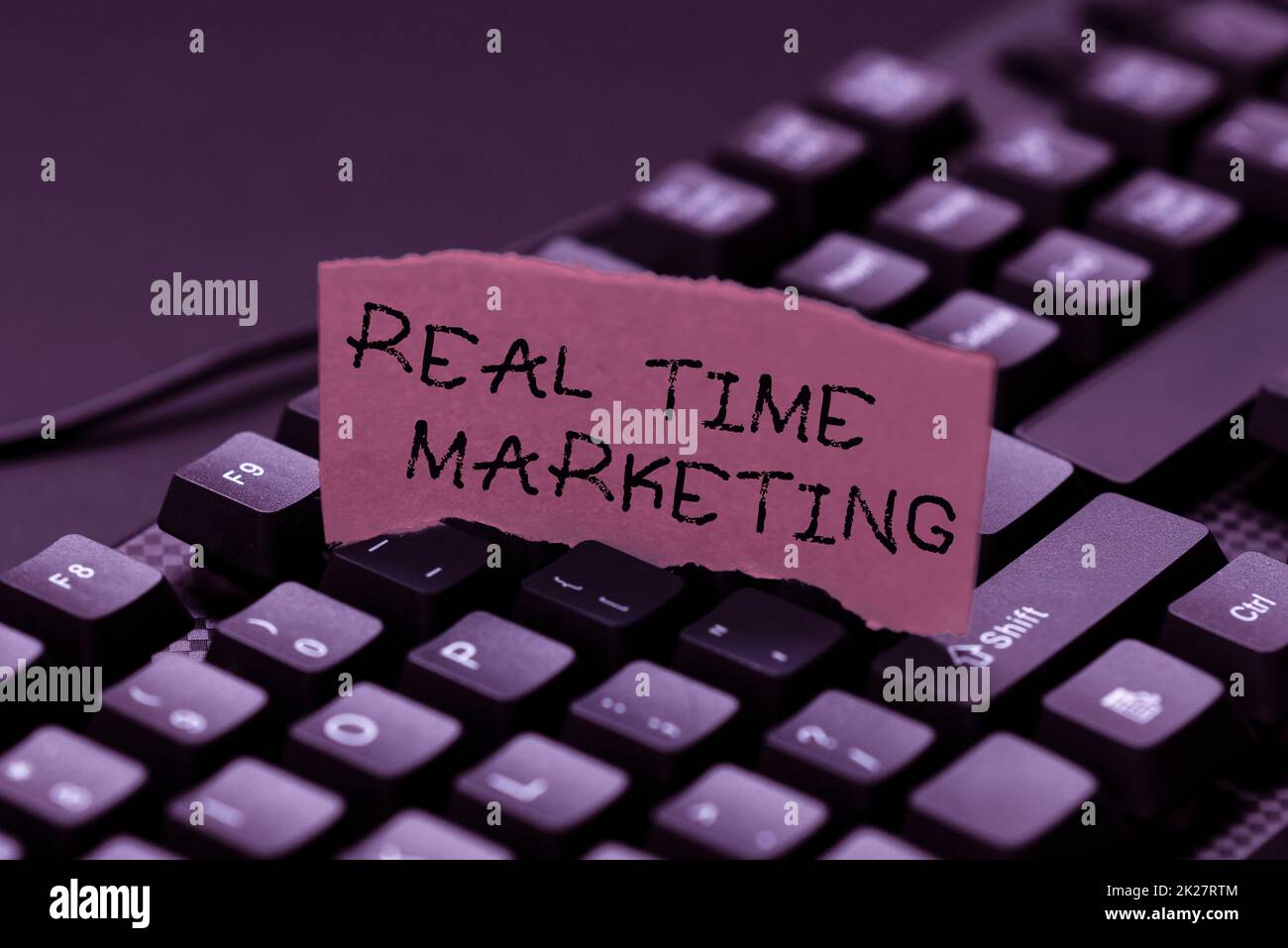 Légende conceptuelle Marketing en temps réel. Mot écrit sur la stratégie commerciale axée sur les tendances actuelles et les commentaires des clients collecte de données importantes en ligne, développement d'une application de traitement de texte Banque D'Images