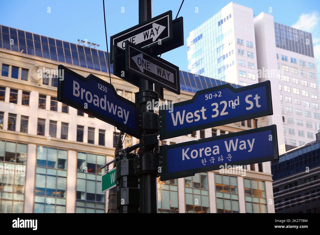Blue West 32nd Street, Broadway et Korea Way panneau historique Banque D'Images