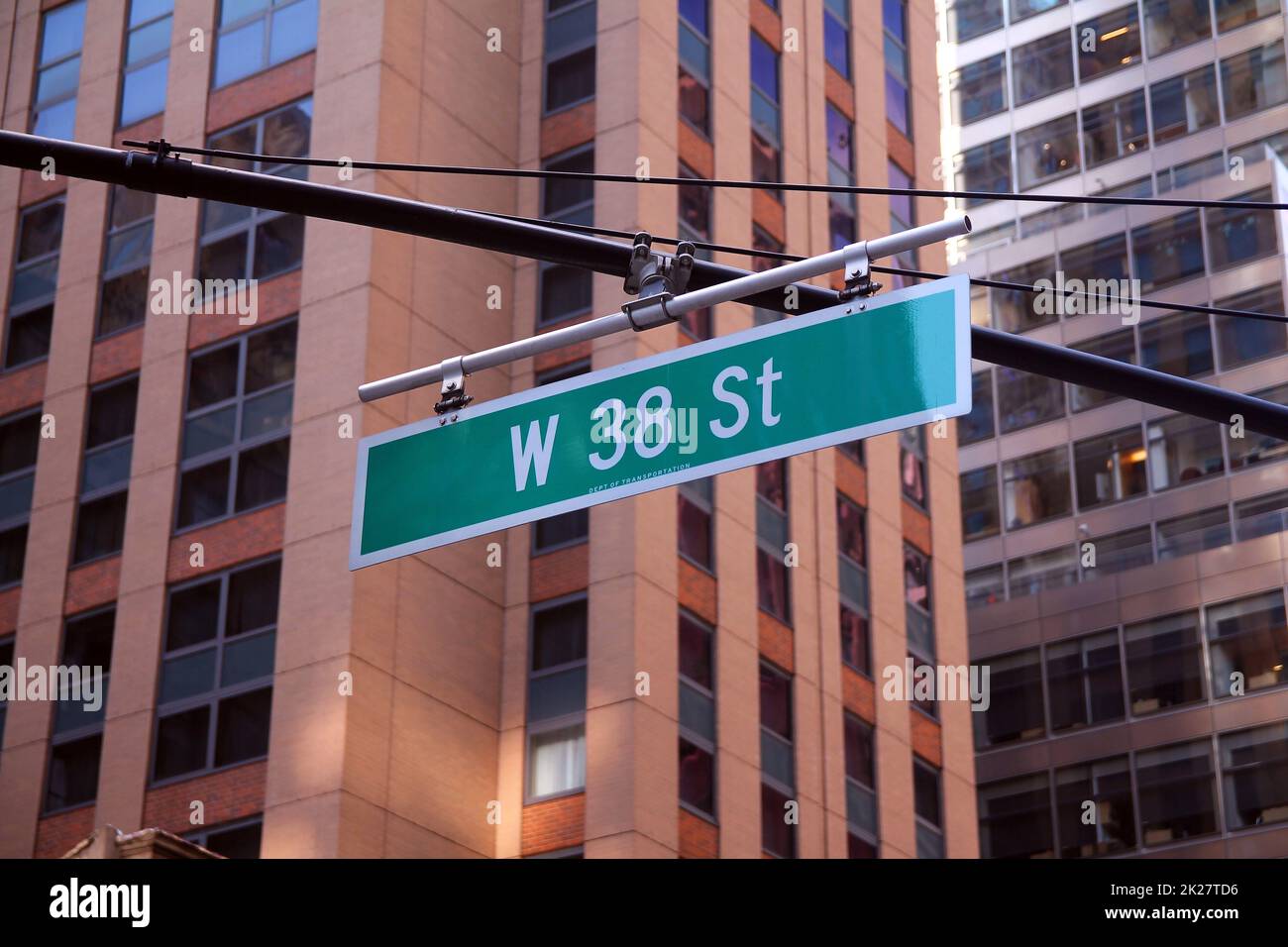 Panneau vert Big West 38th Street accroché à un arc dans les rues du centre-ville de Manhattan Banque D'Images