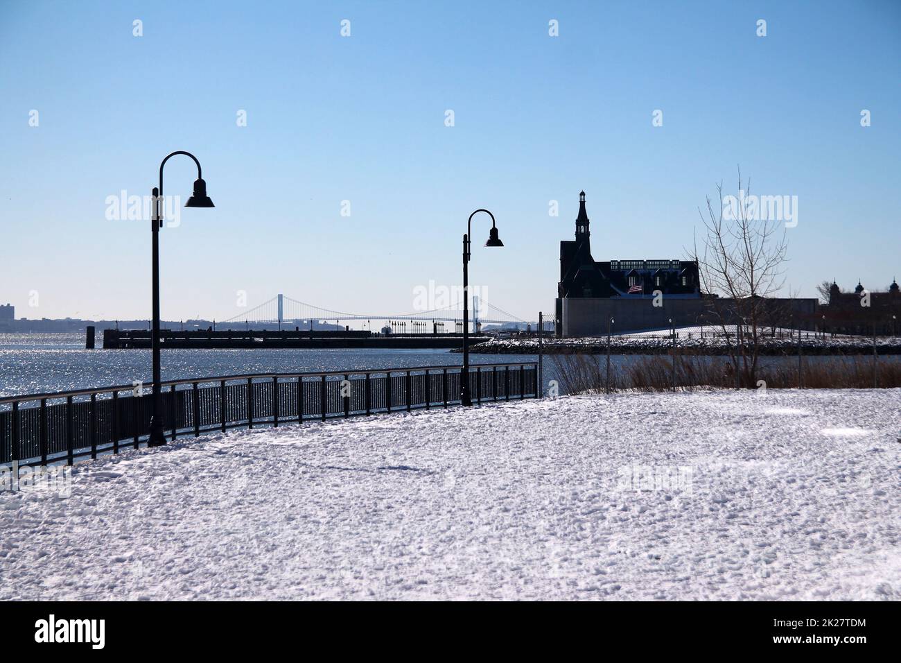 Le Central Railroad du terminal du New Jersey et le pont Verrazzano avec la neige Banque D'Images