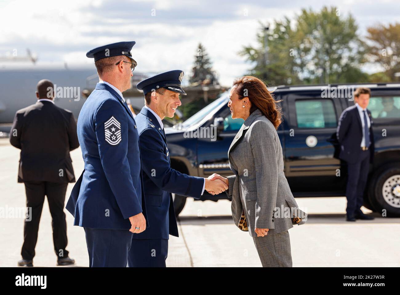 Milwaukee, Wisconsin, 22/09/2022, le vice-président des États-Unis, Kamala Harris, accueille les membres de la Garde nationale aérienne de l'US Air Force à l'aéroport international Mitchell. M. Harris devait faire des remarques à la conférence de l'Association des procureurs généraux démocrates (DAGA) à l'hôtel Pfister de Milwaukee, Wisconsin, sur 22 septembre 2022 Banque D'Images