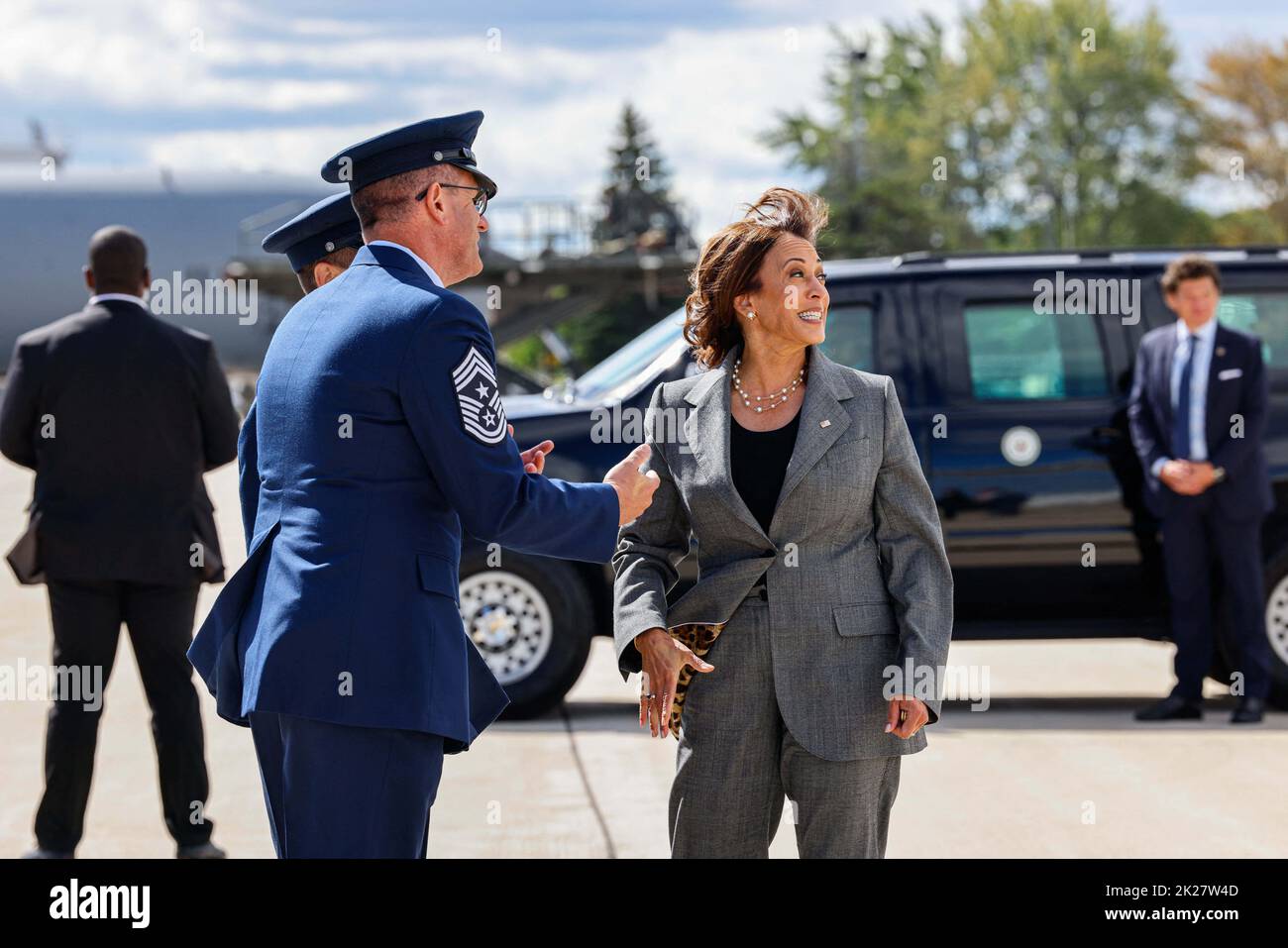 Milwaukee, Wisconsin, 22/09/2022, le vice-président des États-Unis, Kamala Harris, accueille les membres de la Garde nationale aérienne de l'US Air Force à l'aéroport international Mitchell. M. Harris devait faire des remarques à la conférence de l'Association des procureurs généraux démocrates (DAGA) à l'hôtel Pfister de Milwaukee, Wisconsin, sur 22 septembre 2022 Banque D'Images