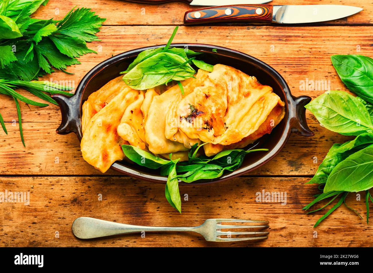 qutab azéri avec légumes verts et fromage Banque D'Images