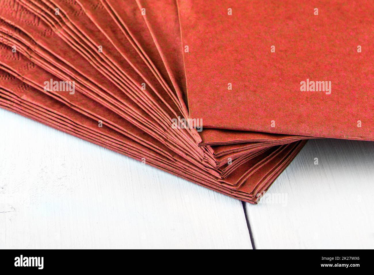 serviettes rouges sur une table en bois blanc gros plan Banque D'Images