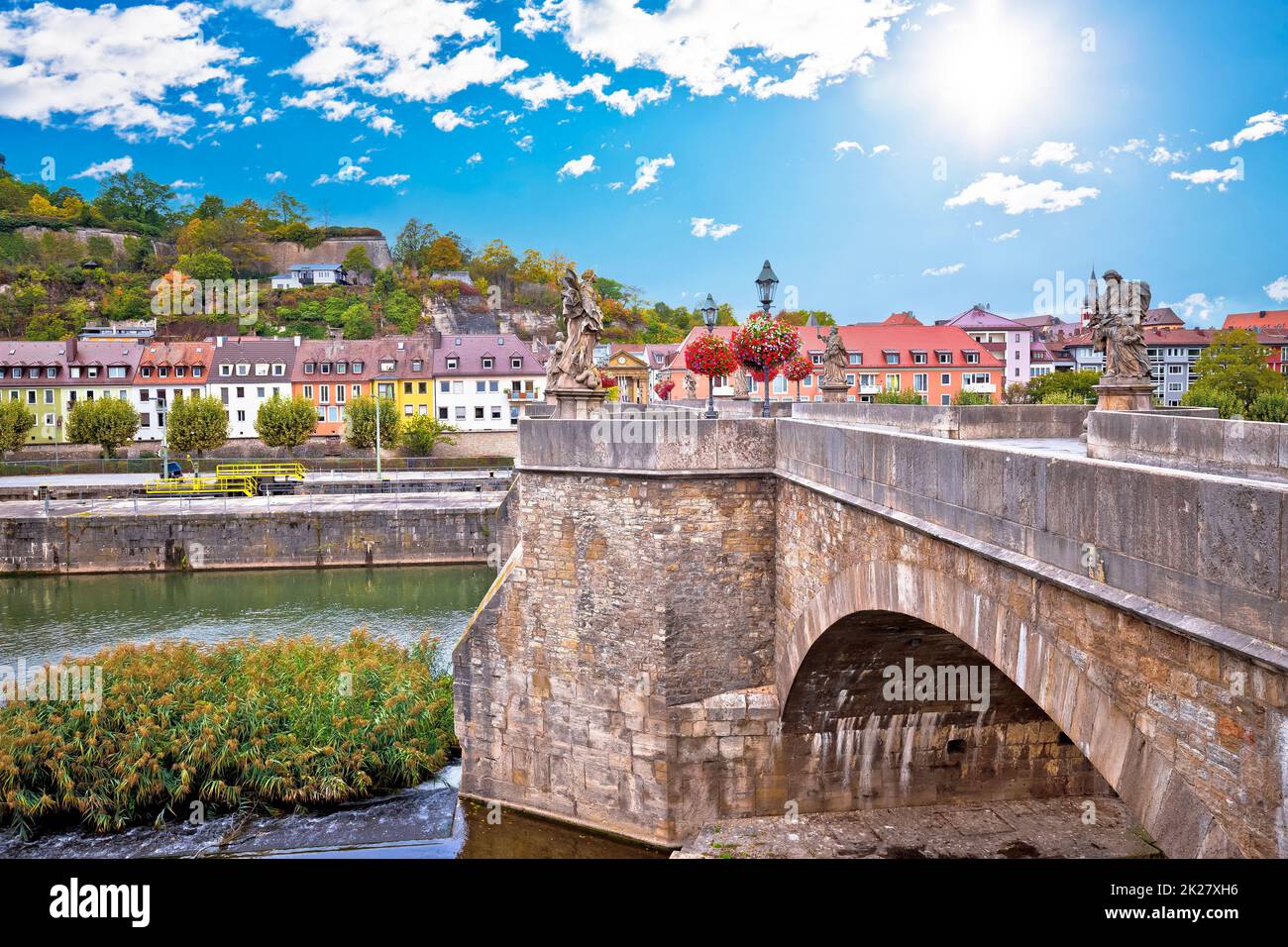 Vieux pont principal sur la rivière principale et vue pittoresque sur la ville de Wurzburg Banque D'Images