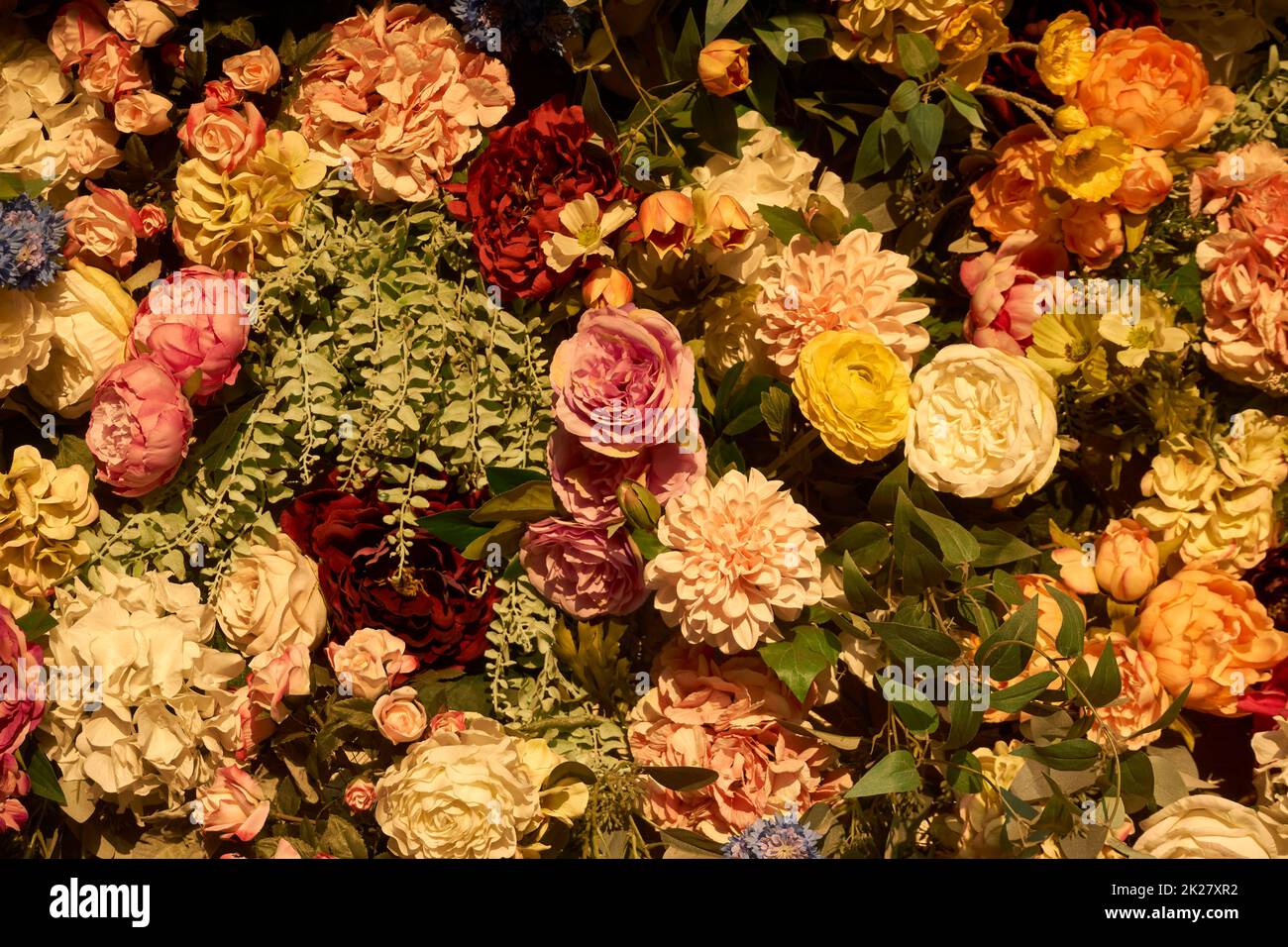 Fleurs artificielles colorées fond floral Banque D'Images
