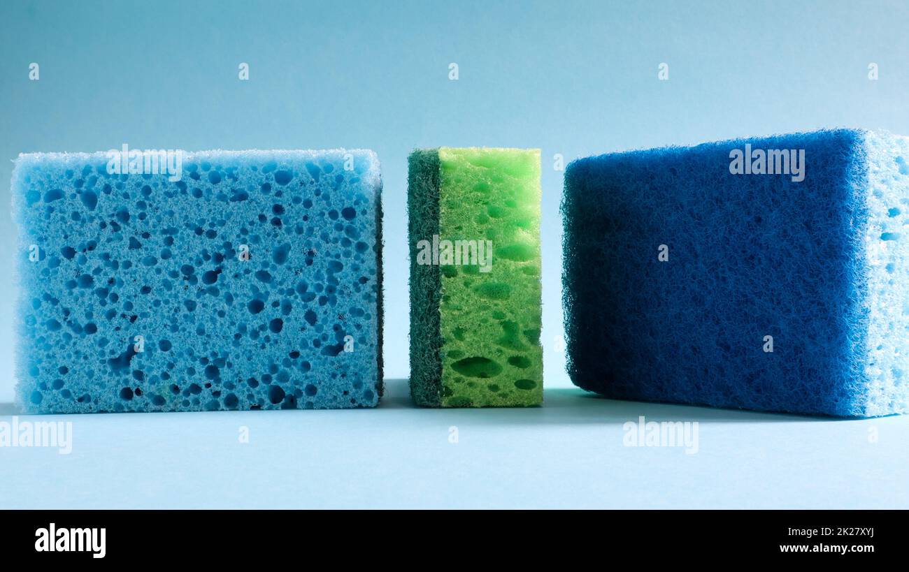 De nombreuses éponges bleues, rouges, jaunes, vertes sont utilisées pour laver et essuyer la saleté utilisée par les femmes au foyer dans la vie quotidienne. Ils sont faits de matériaux poreux tels que la mousse. bonne rétention de détergent Banque D'Images