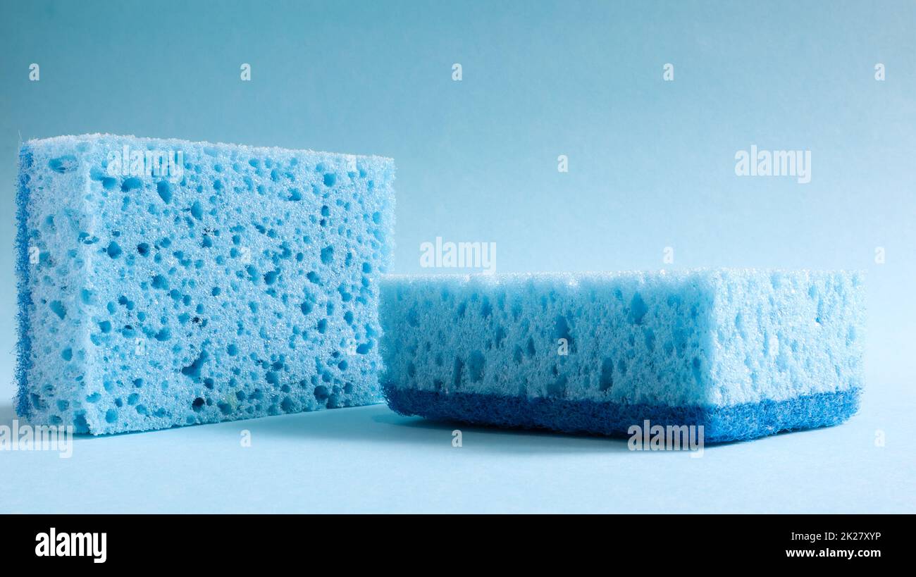 Deux éponges bleues utilisées pour laver et effacer la saleté utilisée par les femmes au foyer dans la vie quotidienne. Ils sont faits de matériaux poreux tels que la mousse. Rétention de détergent, ce qui vous permet du dépenser de manière économique Banque D'Images