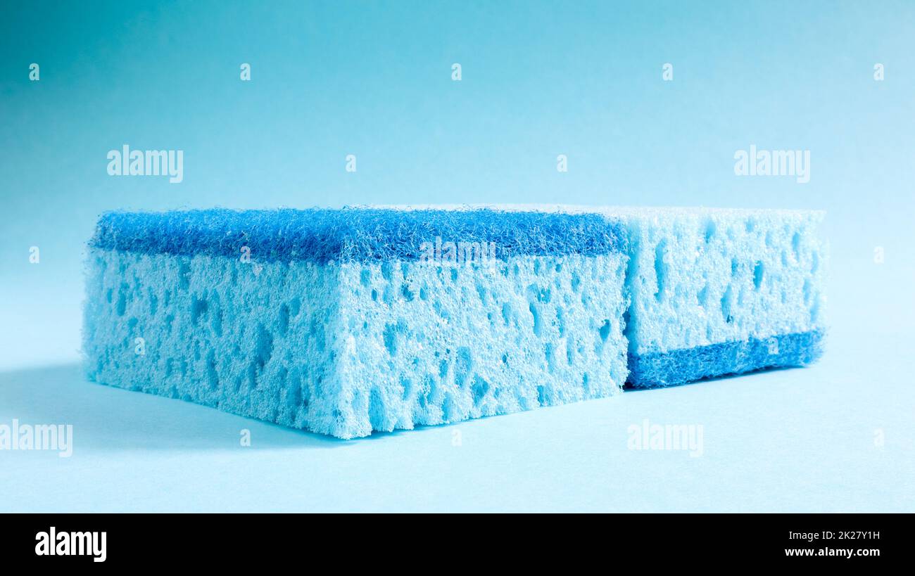 Deux éponges bleues utilisées pour laver et effacer la saleté utilisée par les femmes au foyer dans la vie quotidienne. Ils sont faits de matériaux poreux tels que la mousse. Rétention de détergent, ce qui vous permet du dépenser de manière économique Banque D'Images