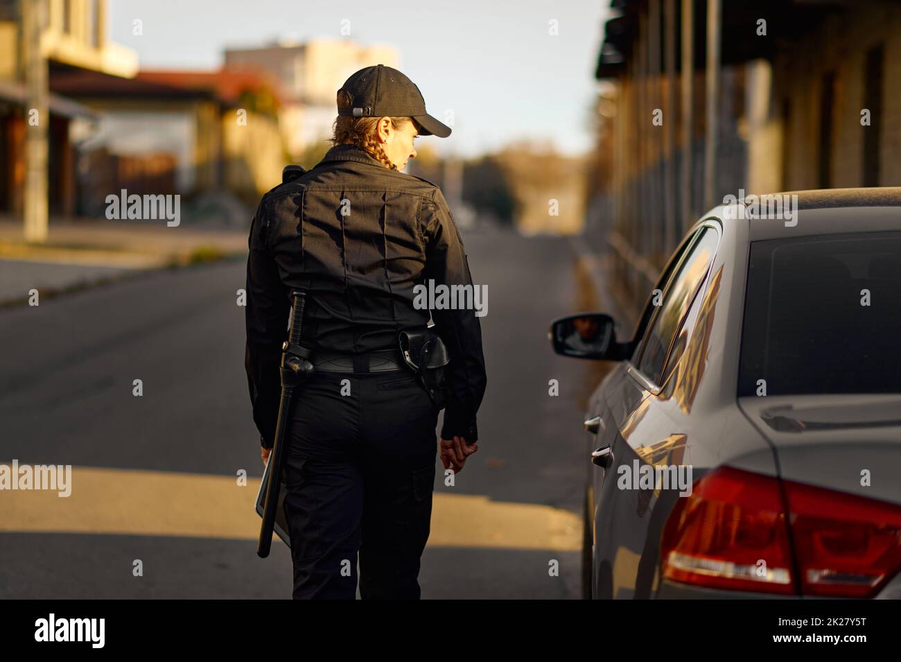 Une femme qui se trouve sur la route Banque D'Images