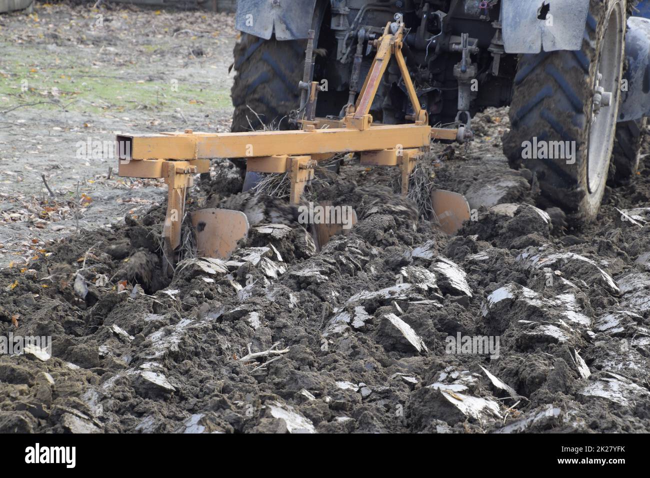 Le tracteur laboure le jardin. Labourer le sol dans le jardin Banque D'Images