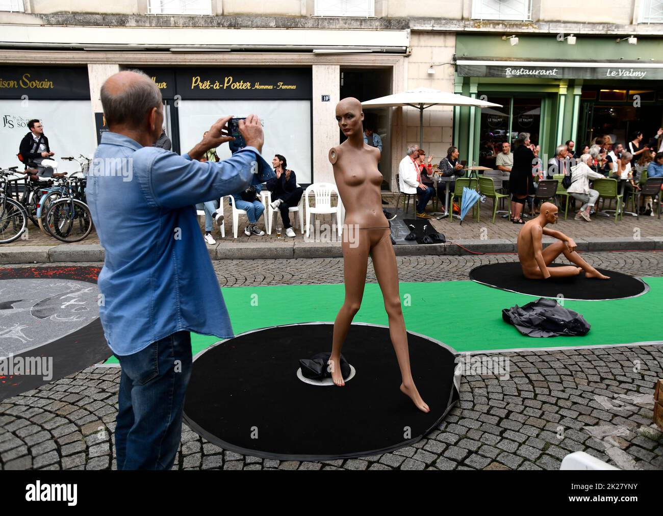Défilé de mode avant-gardiste devant le café restaurant à Tours, France Banque D'Images