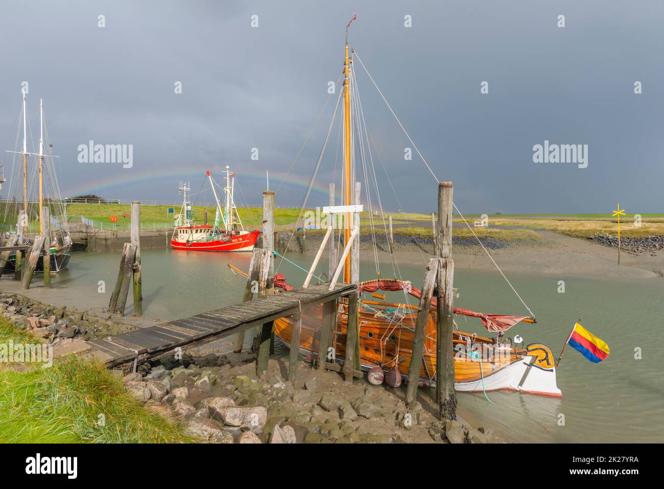 Bateau de pêche dans le port de Süderhafen, péninsule Nordstrand, Frise du Nord, Schleswig-Holstein, Allemagne du Nord, Banque D'Images