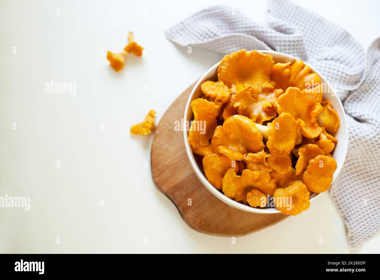 chanterelle rouge dans une assiette blanche sur une table gris clair Banque D'Images