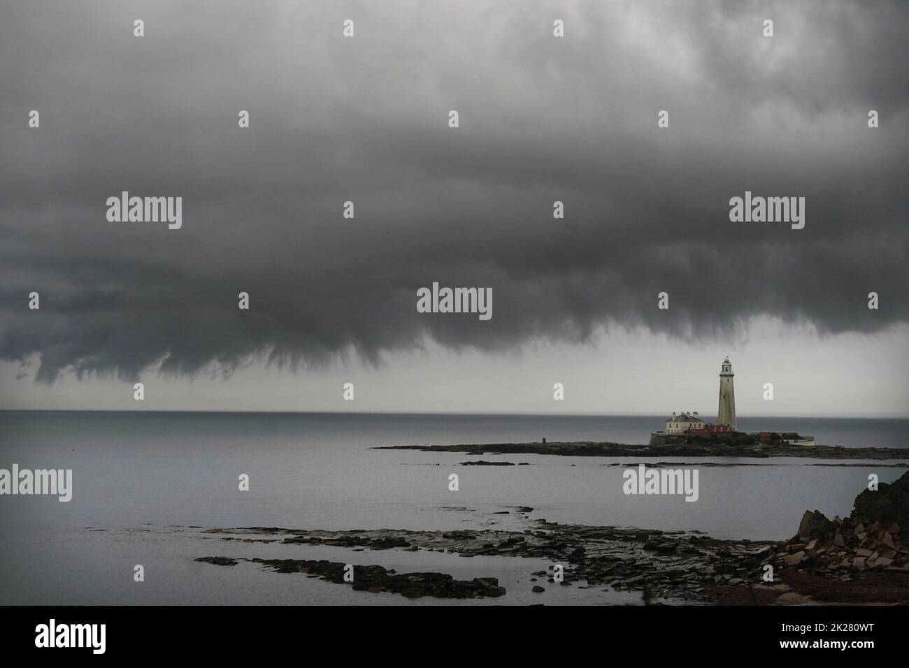 Nuages de pluie sur le phare de St Mary's à Whitley Bay. Date de la photo: Jeudi 22 septembre 2022. Banque D'Images