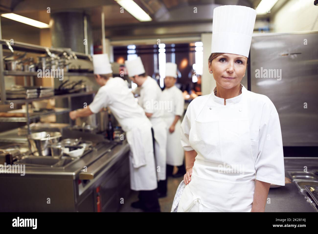 Faire de la magie dans la cuisine. Portrait d'un chef dans une cuisine professionnelle Banque D'Images