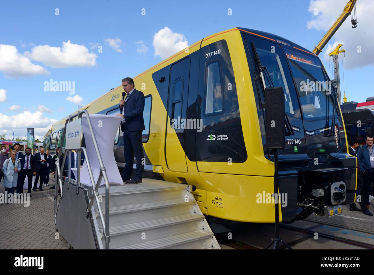 Berlin, Allemagne, 22 septembre 2022. Le constructeur ferroviaire Stadler a officiellement dévoilé son nouveau train IPEMU Merseytravel Class 777 avec Metro Mayor pour la région de Liverpool City Steve Rotheram, à Innotrans 2022, le salon international des transports. Le maire, regardant le premier train de la flotte forte de 52, a déclaré qu'ils avaient été « achetés par le public pour le public, mettant le « public » à nouveau dans les transports publics ». Il a également déclaré que les services seront intégrés aux bus et ferries de la ville. Banque D'Images