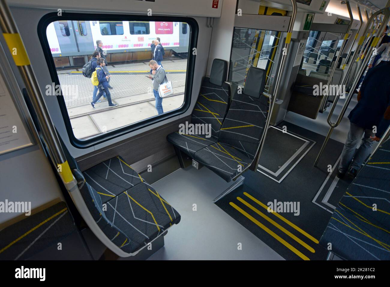 Berlin, Allemagne, 22 septembre 2022. Le constructeur ferroviaire Stadler a officiellement dévoilé son nouveau train IPEMU Merseytravel Class 777 avec Metro Mayor pour la région de Liverpool City Steve Rotheram, à Innotrans 2022, le salon international des transports. Le maire, regardant le premier train de la flotte forte de 52, a déclaré qu'ils avaient été « achetés par le public pour le public, mettant le « public » à nouveau dans les transports publics ». Il a également déclaré que les services seront intégrés aux bus et ferries de la ville. Banque D'Images