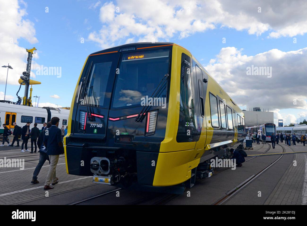 Berlin, Allemagne, 22 septembre 2022. Le constructeur ferroviaire Stadler a officiellement dévoilé son nouveau train IPEMU Merseytravel Class 777 avec Metro Mayor pour la région de Liverpool City Steve Rotheram, à Innotrans 2022, le salon international des transports. Le maire, regardant le premier train de la flotte forte de 52, a déclaré qu'ils avaient été « achetés par le public pour le public, mettant le « public » à nouveau dans les transports publics ». Il a également déclaré que les services seront intégrés aux bus et ferries de la ville. Banque D'Images