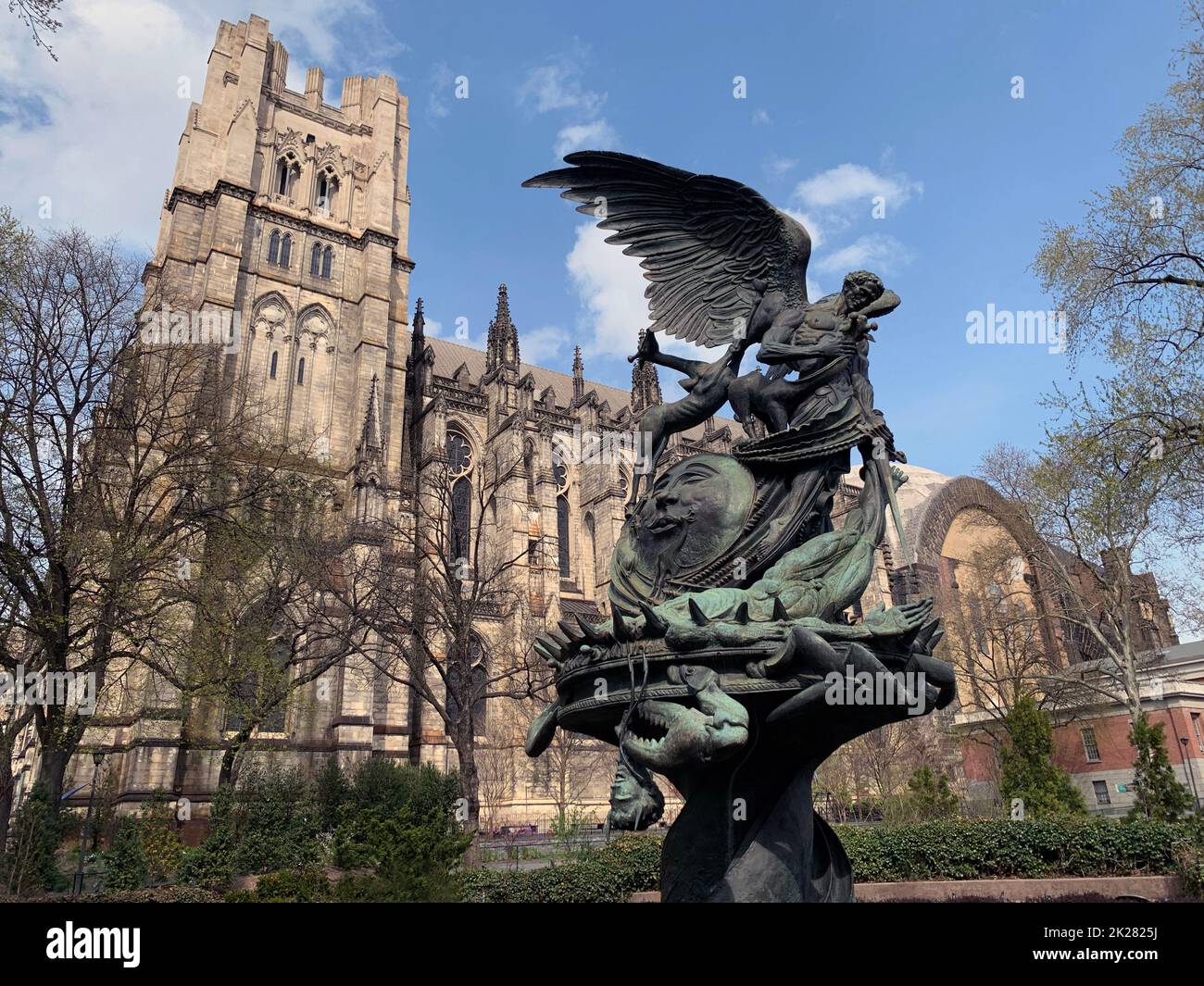 Sculpture de la Fontaine de paix avec le Saint Jean le divin à l'arrière Banque D'Images