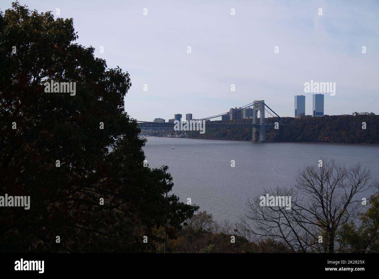 Partie du pont de Washington derrière les arbres de la rivière Hudson Banque D'Images