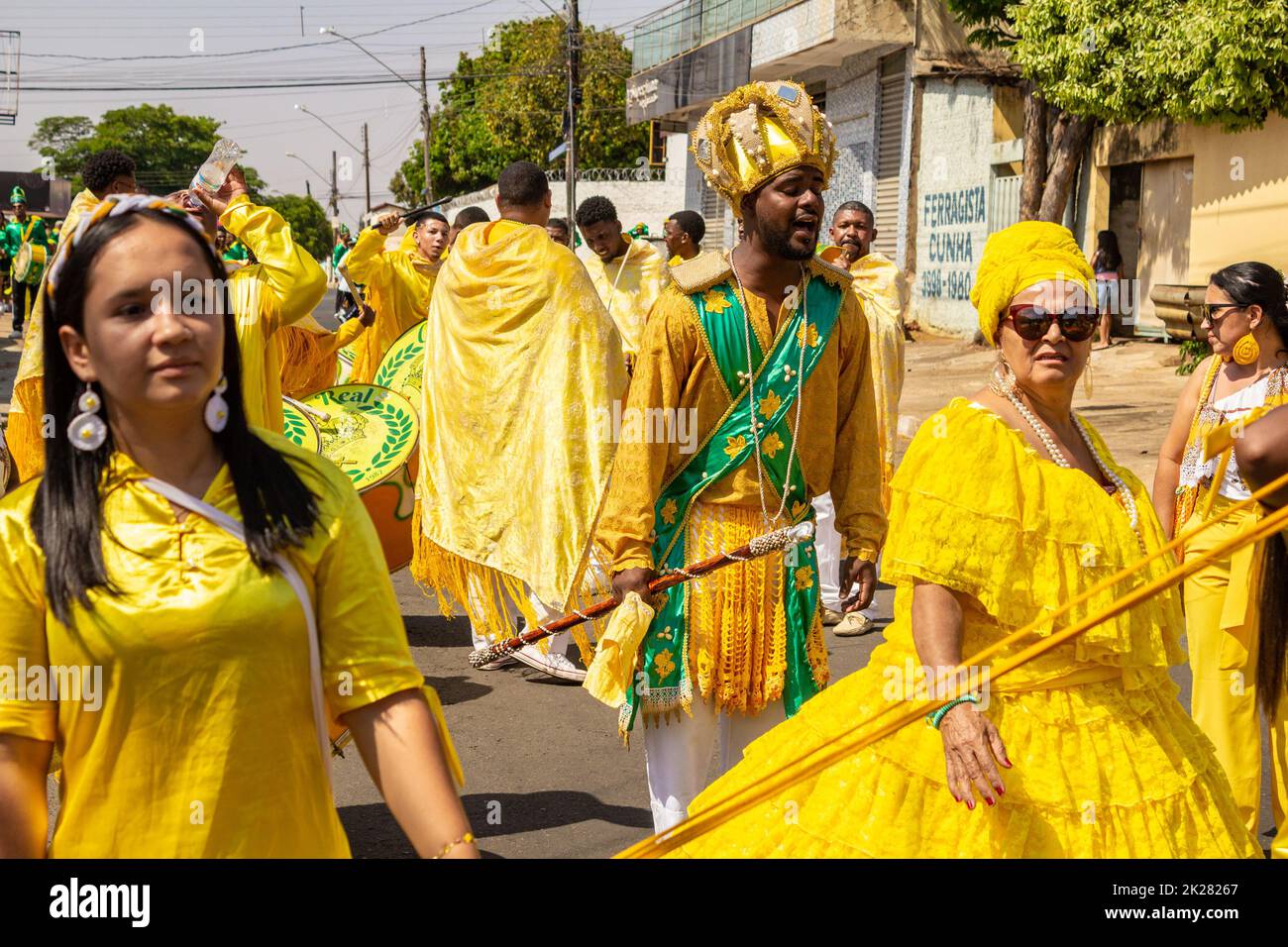 Goias, Brésil – 11 septembre 2022: Groupe de fêtards en vêtements jaunes chantant et dansant pendant les Congadas en Goiania. Banque D'Images