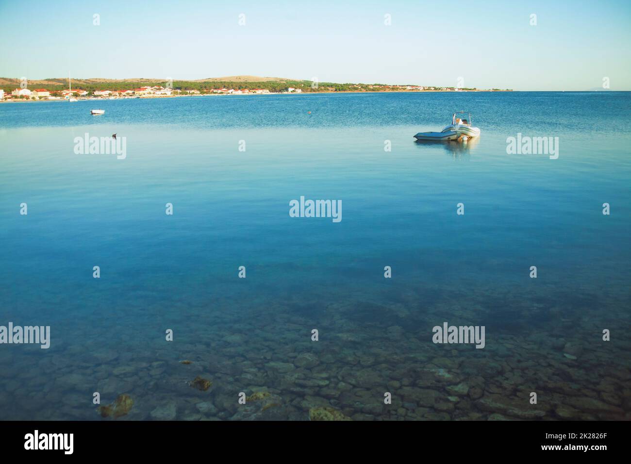 Bateau gonflable offshore amarré sur une mer, Vir, Croatie Banque D'Images