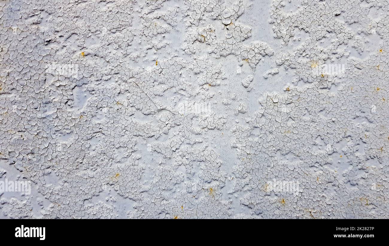 Fond de mur gris en métal. Texture écaillée légère. Paroi métallique rouillée sale. Fissures rétro, grunge, stuc rugueux. Ancienne porte en métal gris. Vieille peinture grise fissurée sur une porte en métal. Banque D'Images
