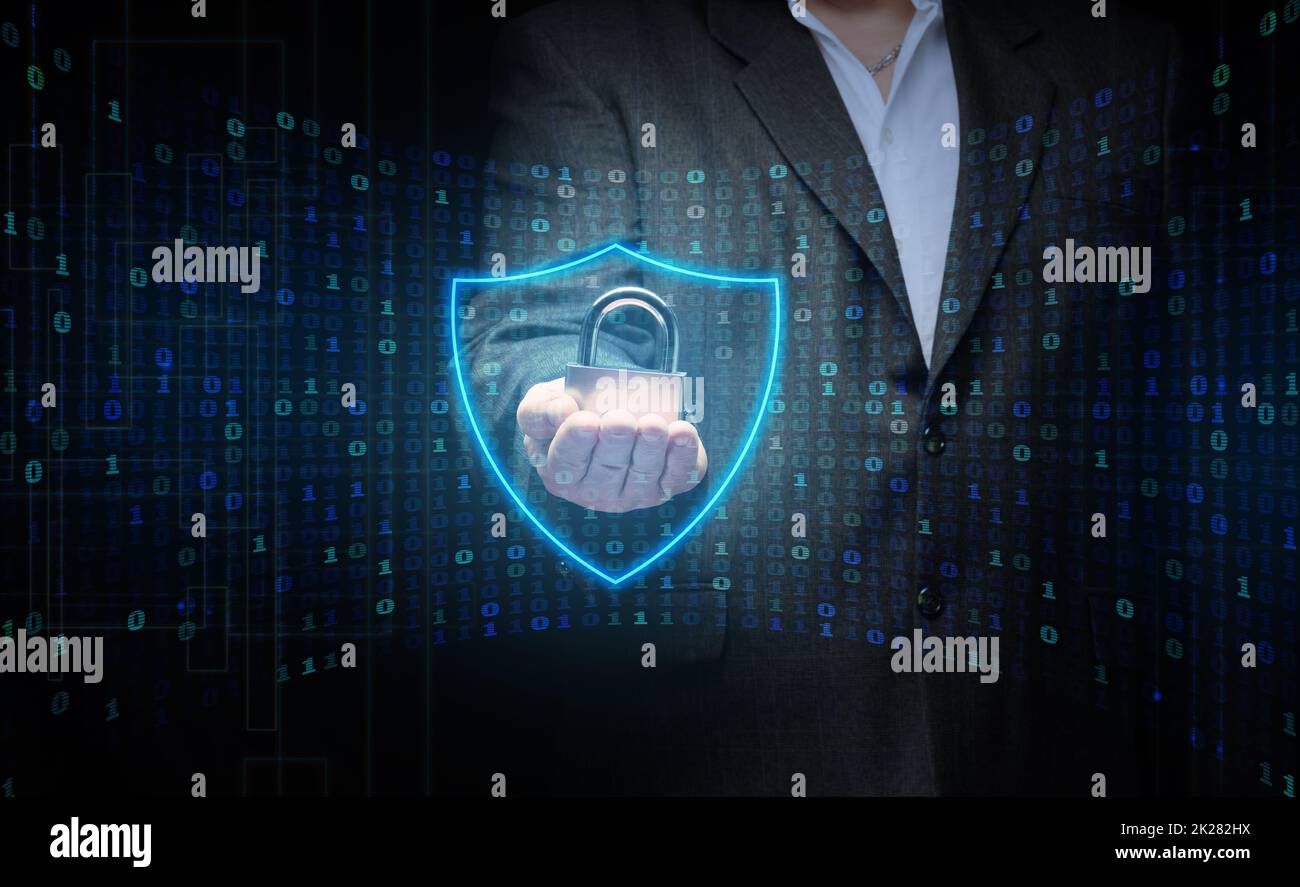 un homme avec une serrure métallique se tient devant un écran virtuel avec un code binaire. Vérification des données, contrôle des périphériques et du réseau. Protection des données, recherche de fuites d'informations Banque D'Images