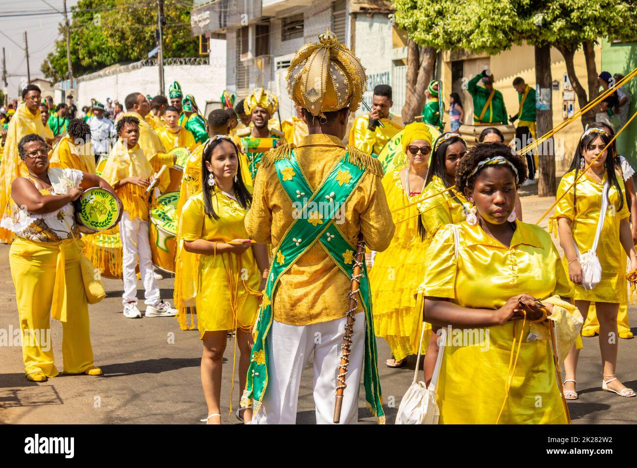 Goias, Brésil – 11 septembre 2022: Groupe de fêtards en vêtements jaunes chantant et dansant pendant les Congadas en Goiania. Banque D'Images