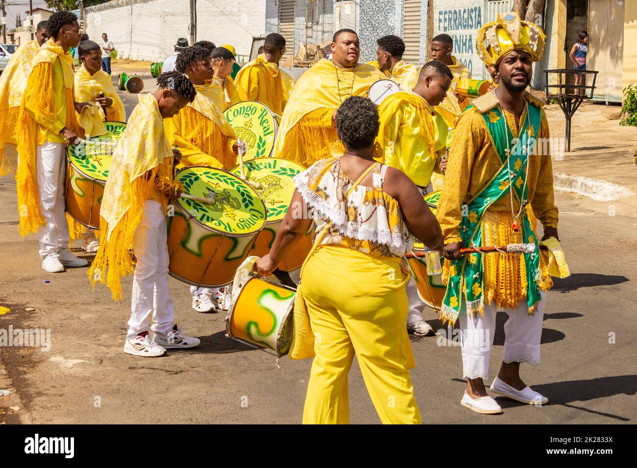 Goias, Brésil – 11 septembre 2022: Groupe de fêtards en vêtements jaunes chantant et dansant pendant les Congadas en Goiania. Banque D'Images