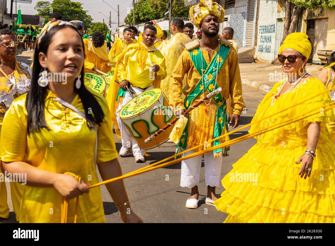 Goias, Brésil – 11 septembre 2022: Groupe de fêtards en vêtements jaunes chantant et dansant pendant les Congadas en Goiania. Banque D'Images
