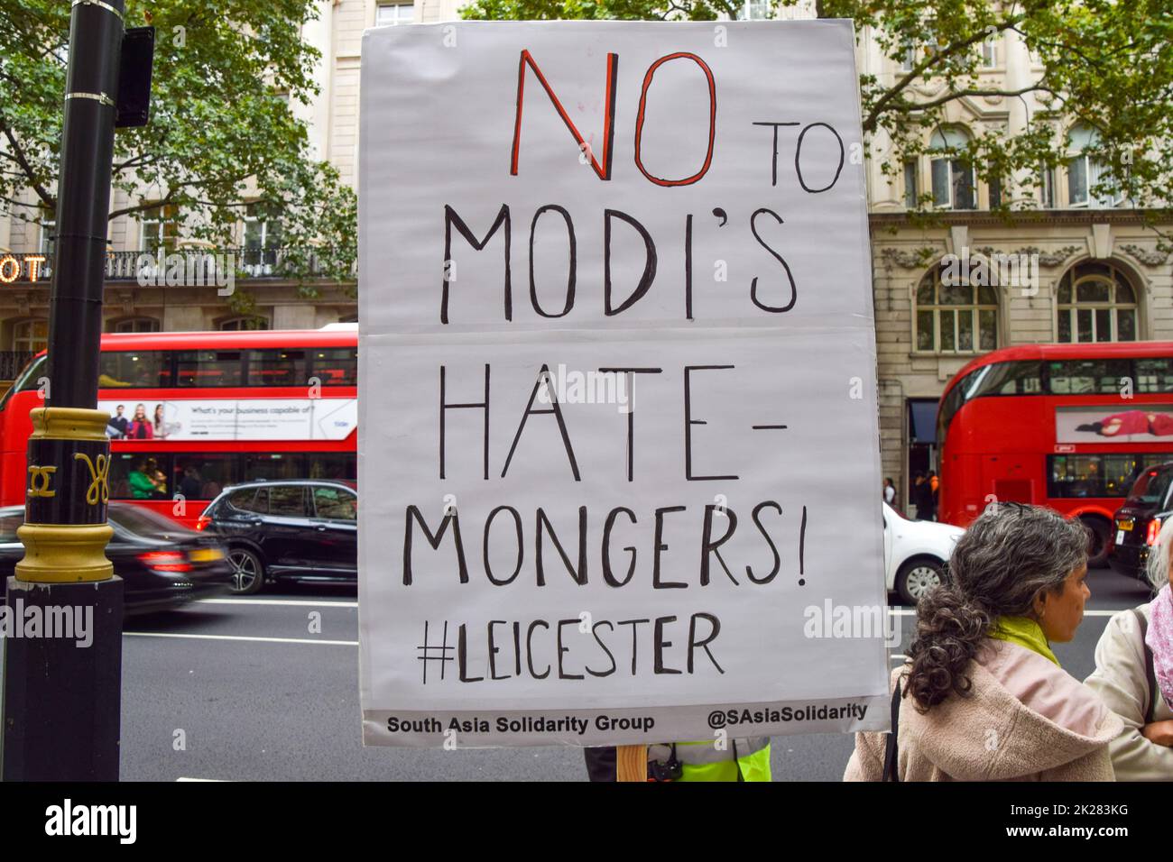 Londres, Royaume-Uni. 22nd septembre 2022. Des manifestants se sont rassemblés devant la haute commission indienne de l'India House à Londres après que des affrontements entre jeunes hindous et musulmans ont éclaté à Leicester et Birmingham. Les manifestants ont appelé à la paix et à l'unité et ont protesté contre le parti BJP du Premier ministre indien Modi et contre les nationalistes hindous RSS, qu'ils accusent de provoquer des divisions.Credit: Vuk Valcic/Alay Live News Banque D'Images