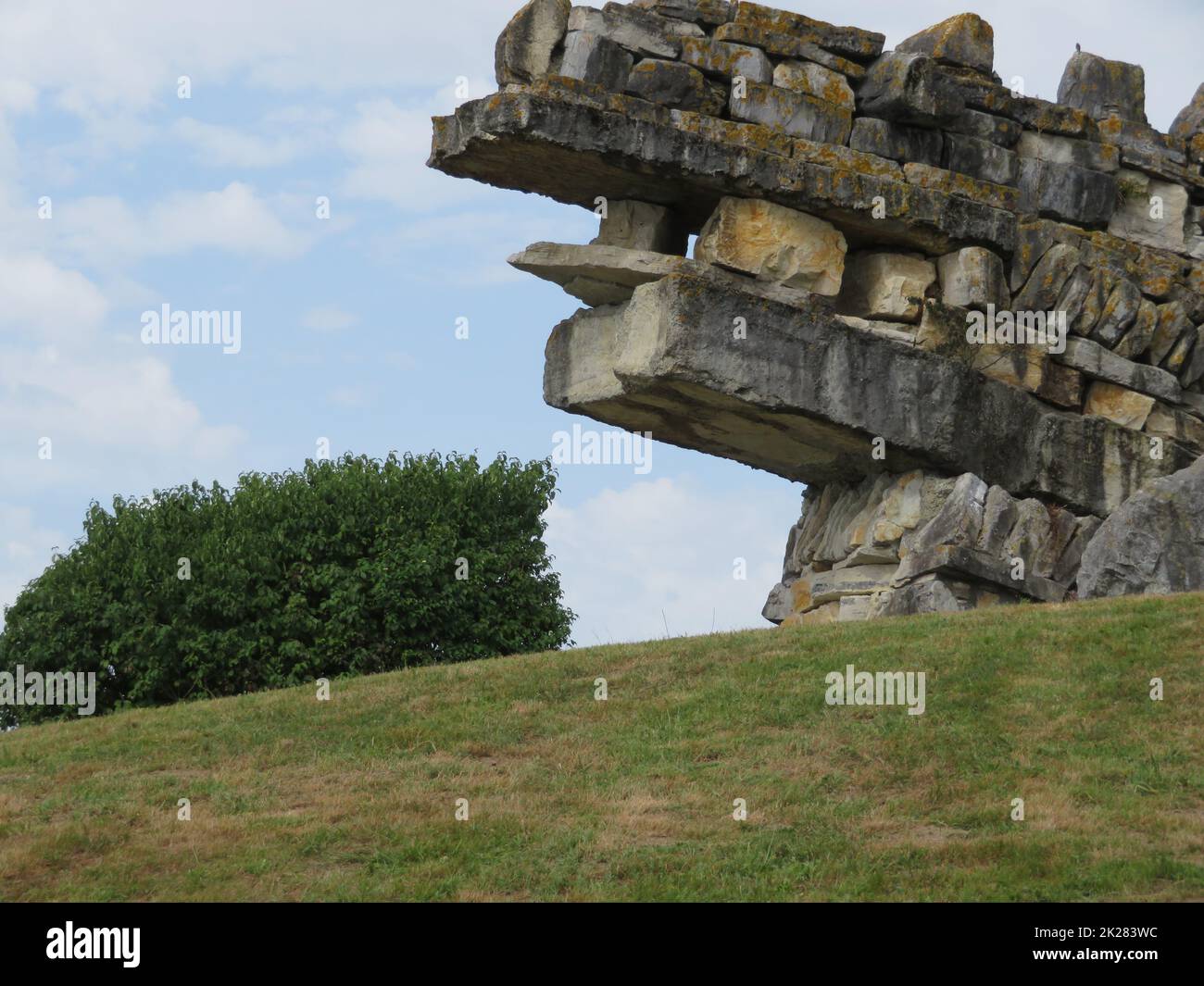 magnifique mur en pierre en forme de dragon sortant de la terre Banque D'Images