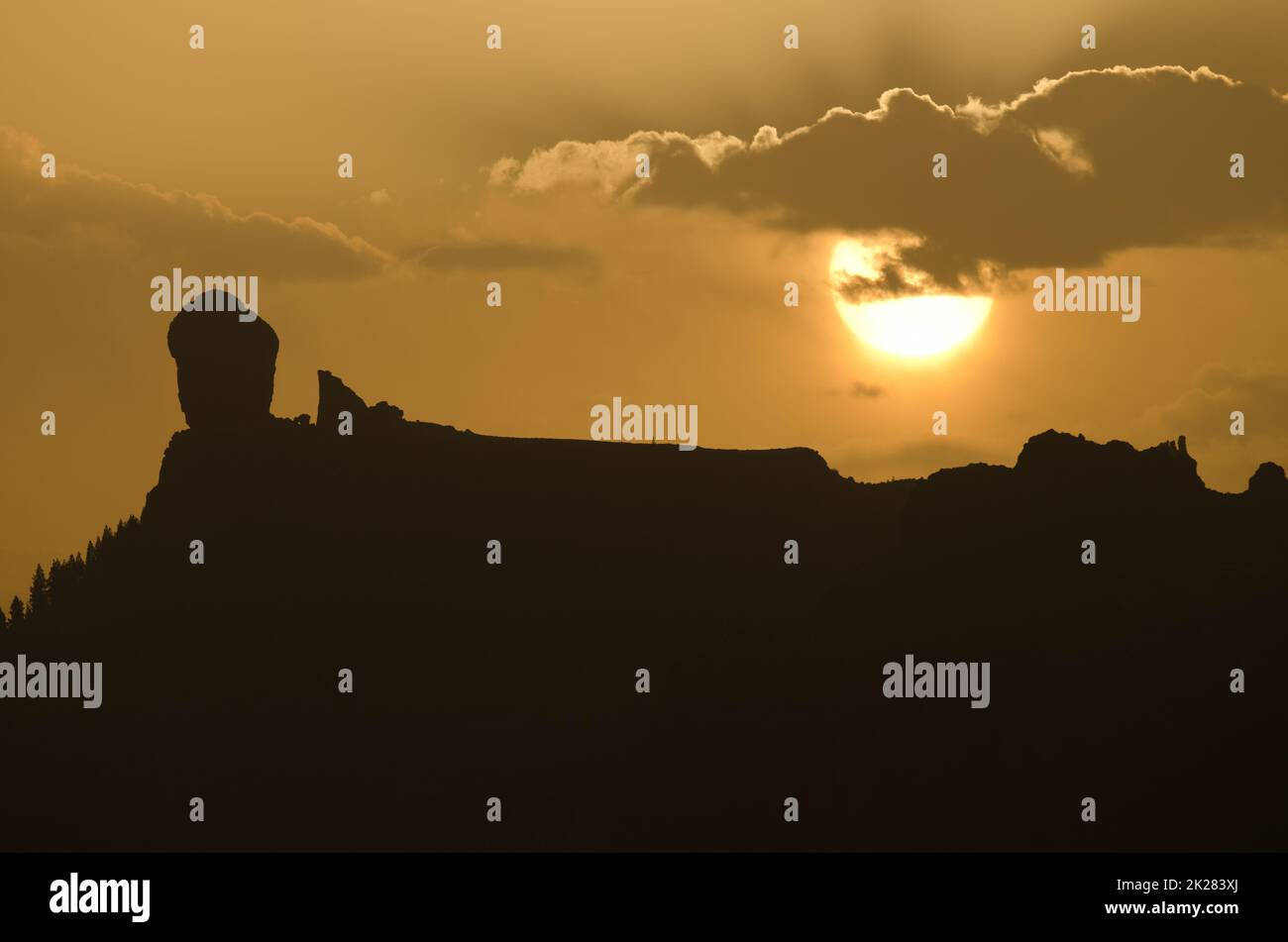 Lever de soleil derrière la Roque Nublo. Banque D'Images