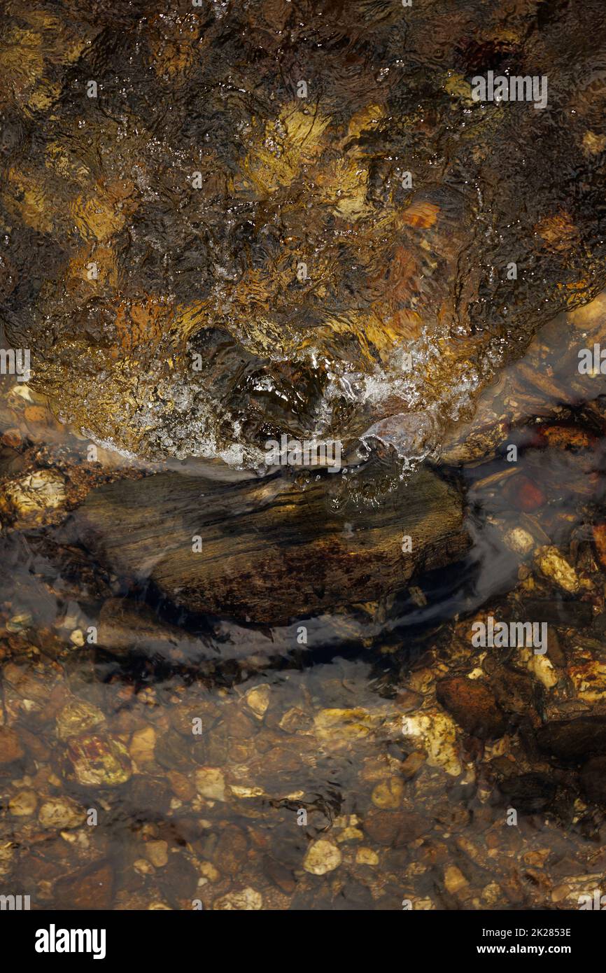 Eau coulant sur pierre dans le lit de la rivière Banque D'Images