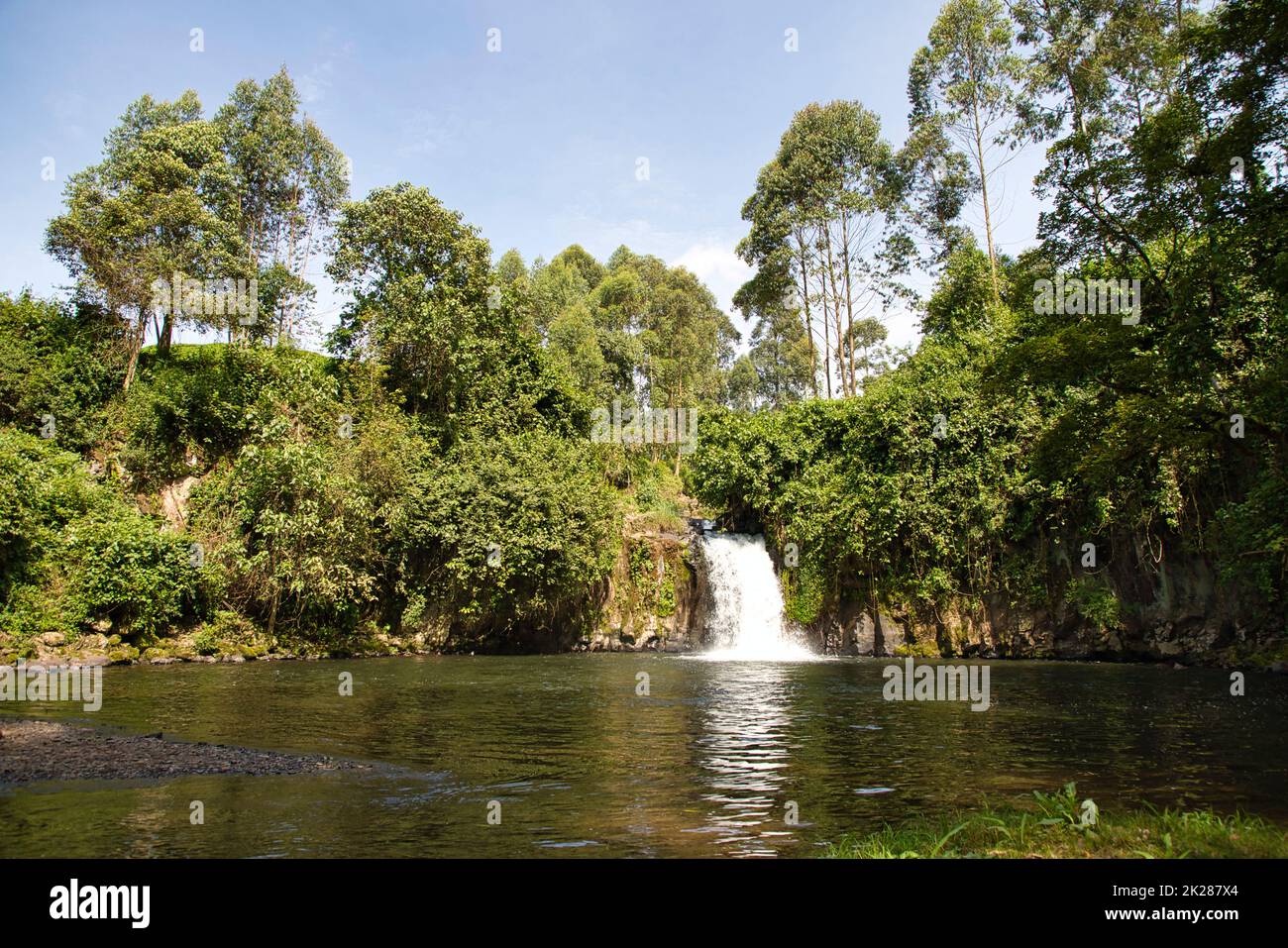 Paysage avec les chutes de Kathiri dans le comté de Kirinyaga au Kenya. Banque D'Images