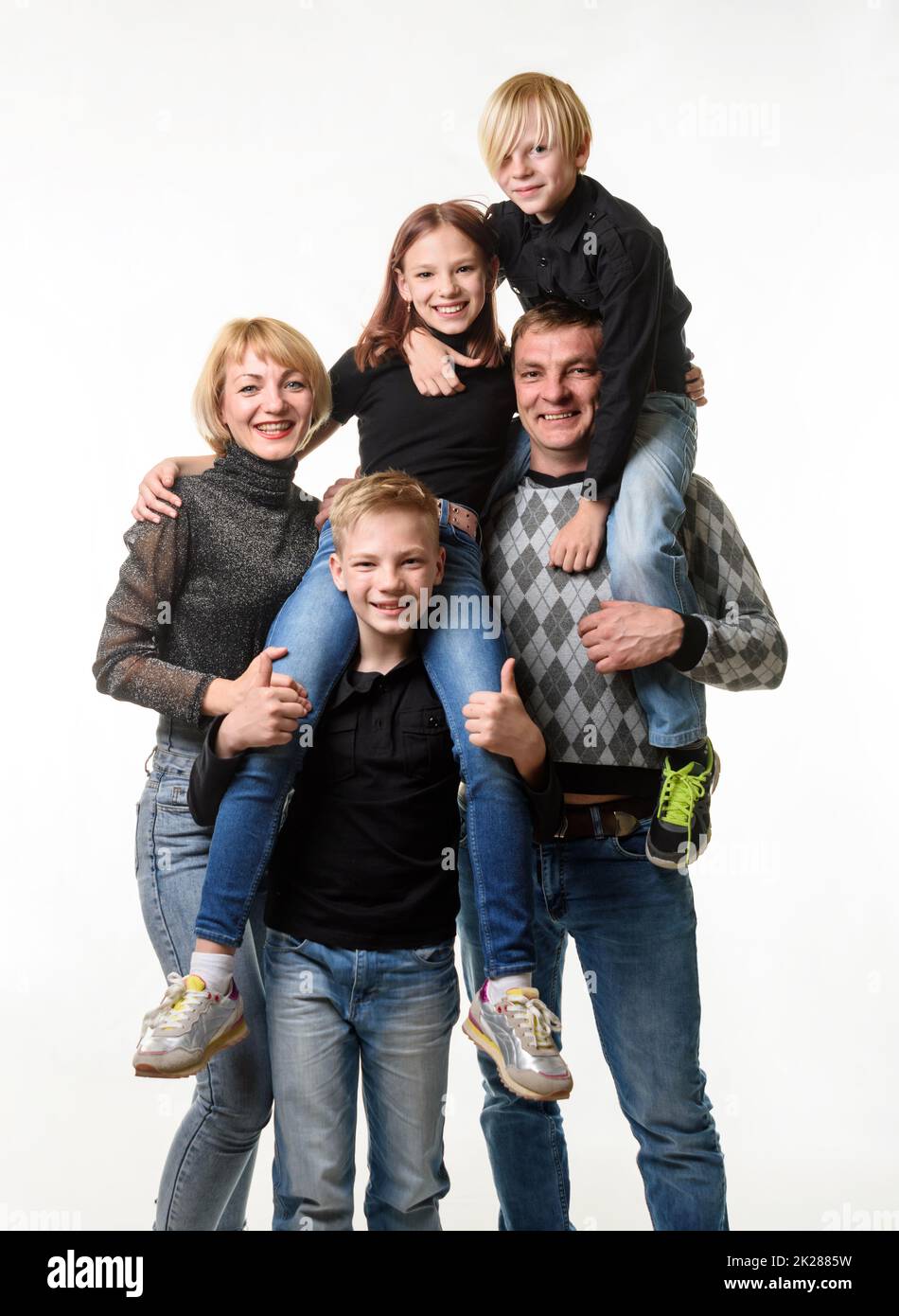 Portrait d'une grande famille avec des adolescents dans des vêtements décontractés sur un fond blanc Banque D'Images