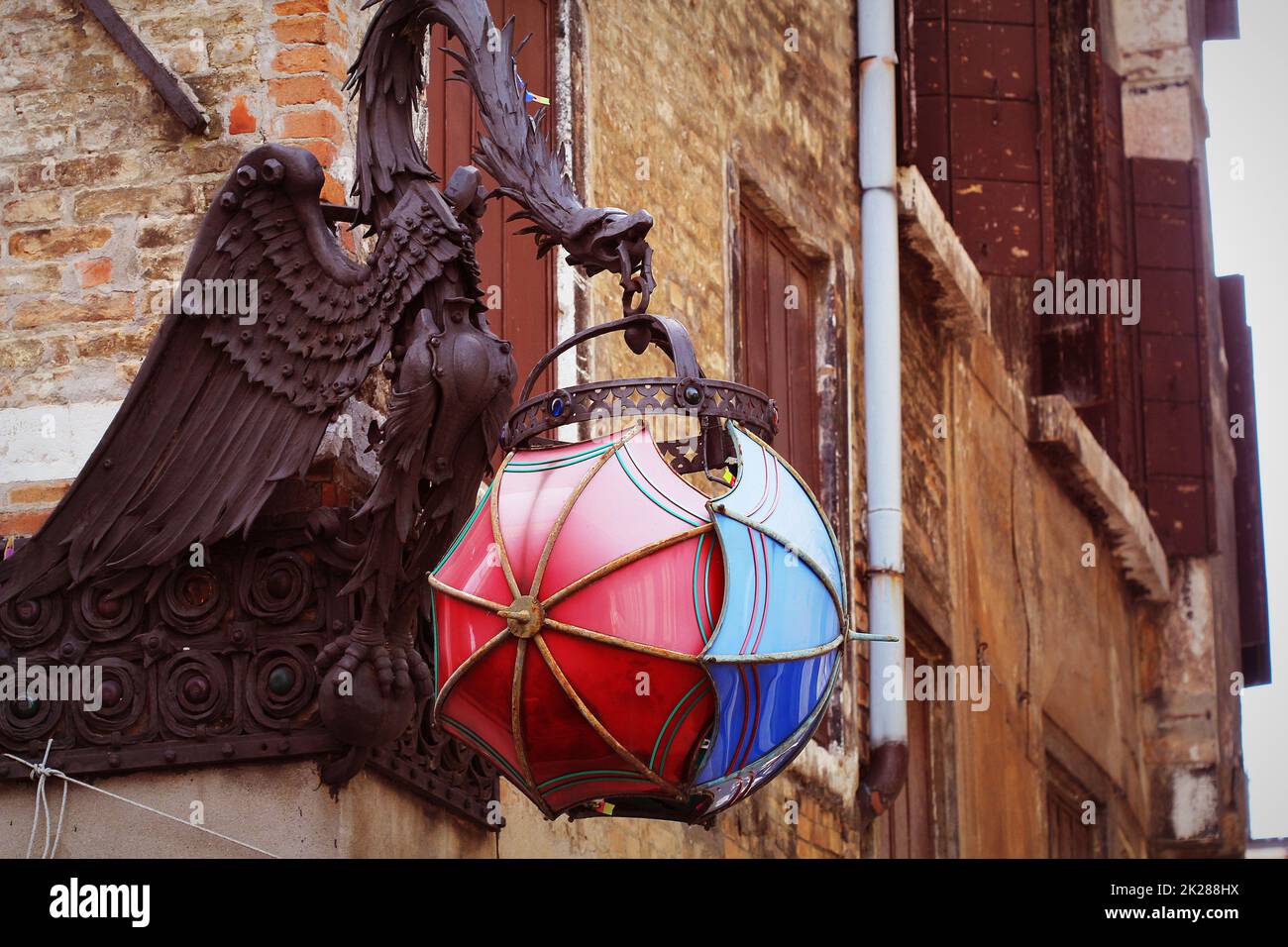 Panneau de la boutique de dragon et de parapluie au coin de la rue à Venise Banque D'Images