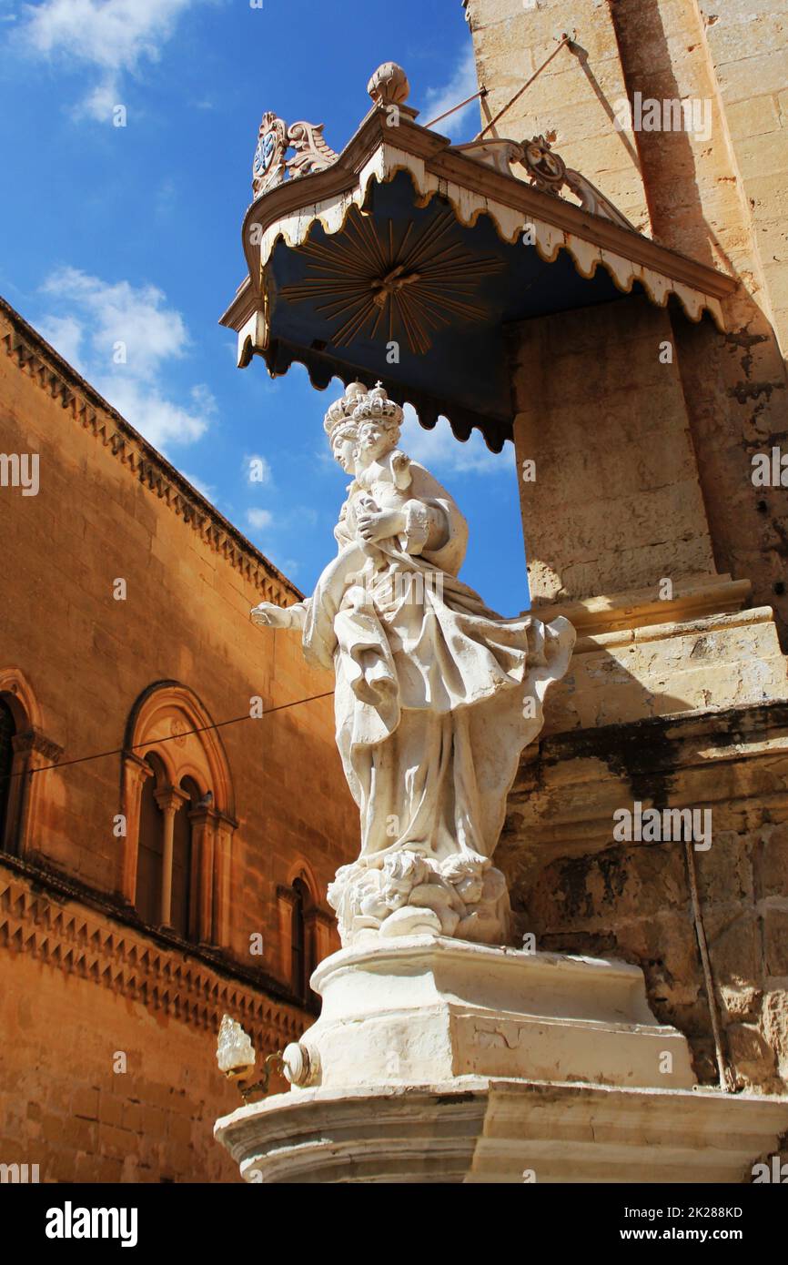 Statue de la Vierge Marie avec Jésus enfant, à l'angle de Prieuré carmélitaine dans Mdina. Malte Banque D'Images