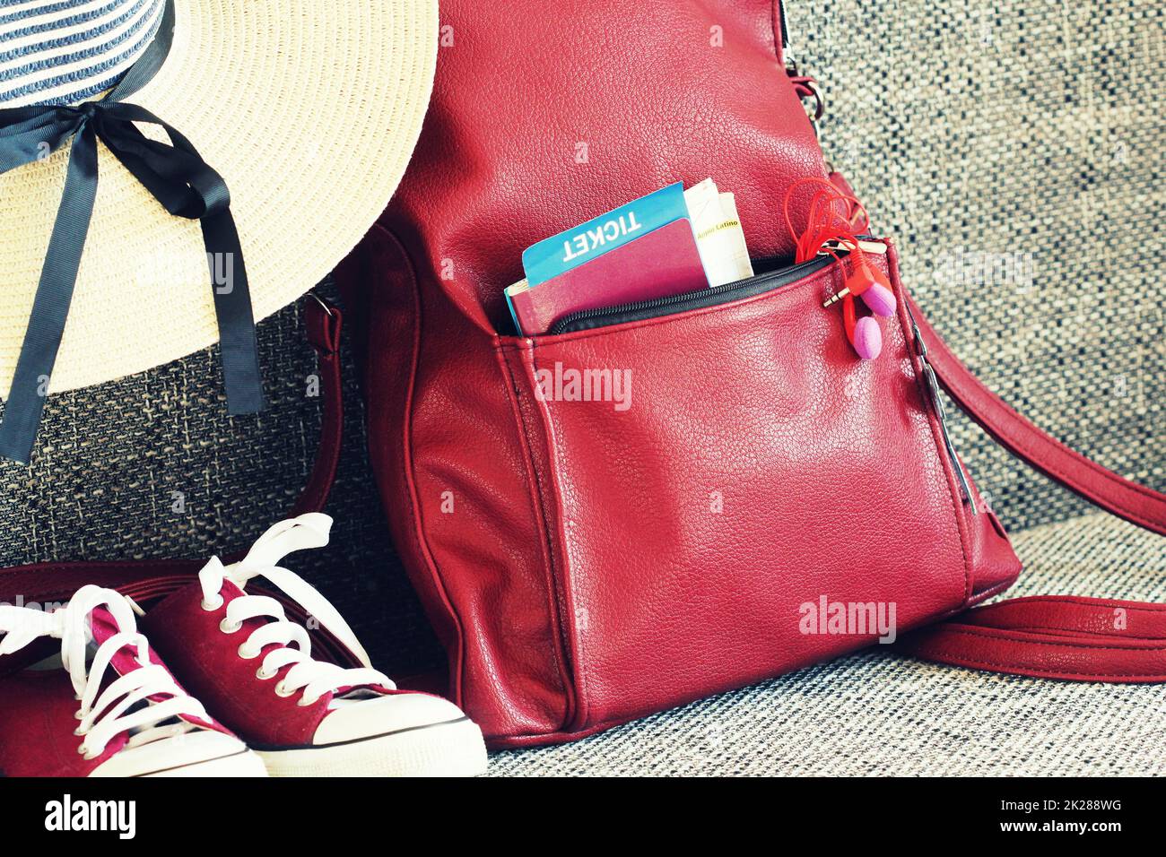 Tenue d'été des femmes : red sneakers, sac à dos, un chapeau . Arrière-plan de voyage et de tourisme pour animaux. Vue d'en haut Banque D'Images