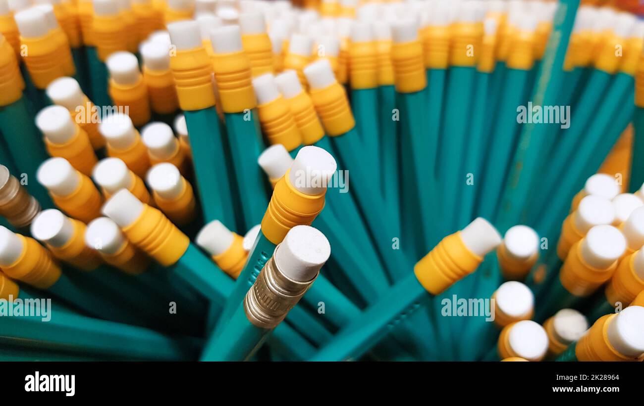 Plusieurs crayons dans le support sous une lumière jaune pâle. Arrière-plan crayons classiques Banque D'Images
