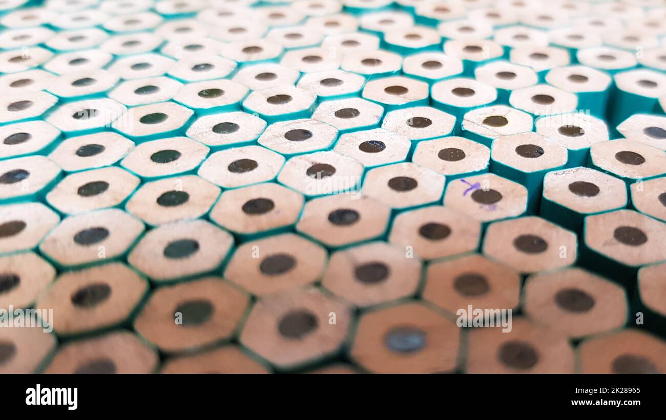 Plusieurs crayons dans le support sous une lumière jaune pâle. Arrière-plan crayons classiques Banque D'Images