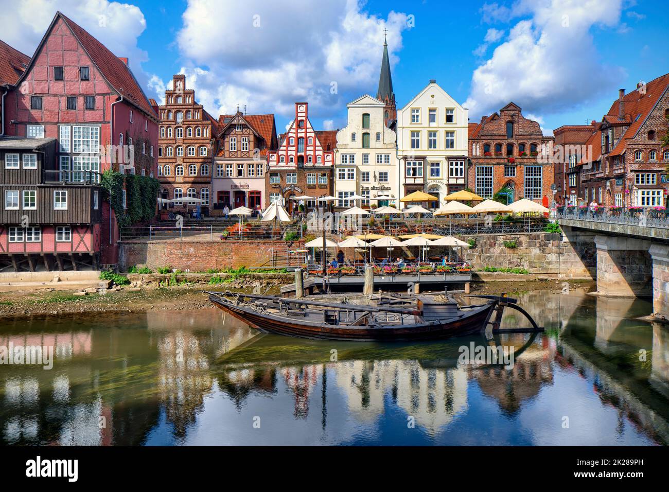 Allemagne, ville hanséatique - Lüneburg, Basse-Saxe, architecture médiévale gothique en brique, marché aux pierres et pont Brausebrücke Banque D'Images