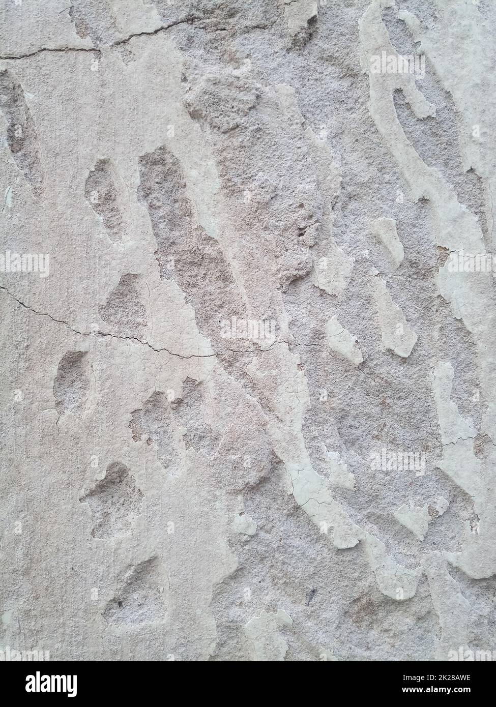 mur avec morceaux de ciment cassés. Démolition de murs Banque D'Images