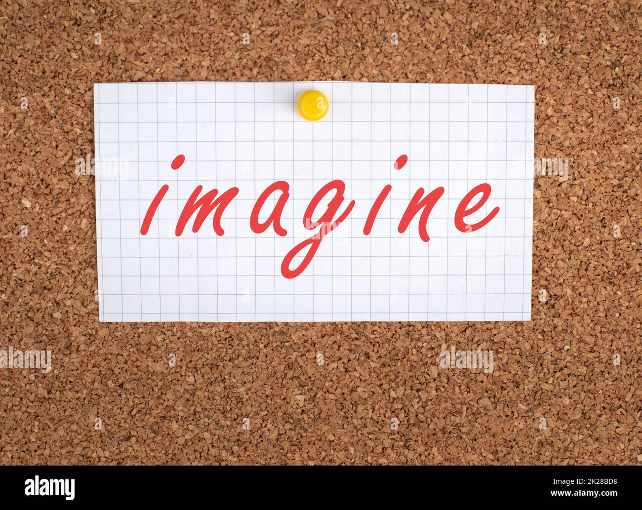 Le mot imagine se trouve en rouge sur un papier épinglé, un concept créatif, un rêve futuriste, une histoire racontée Banque D'Images