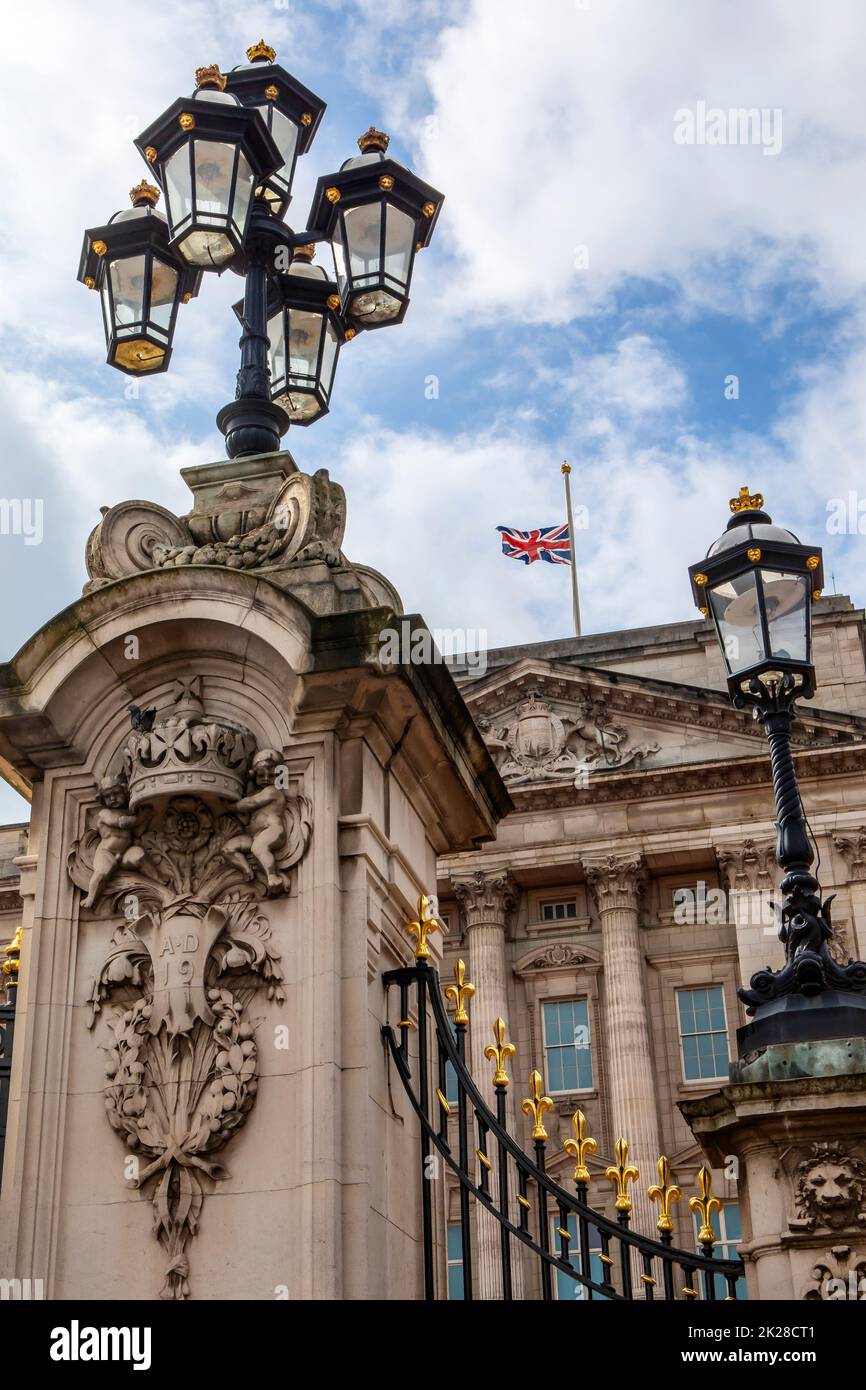 Le drapeau de l'Union volant en Berne au Palais de Buckingham à Londres, au Royaume-Uni, pour marquer la mort de sa Majesté la reine Elizabeth II Banque D'Images