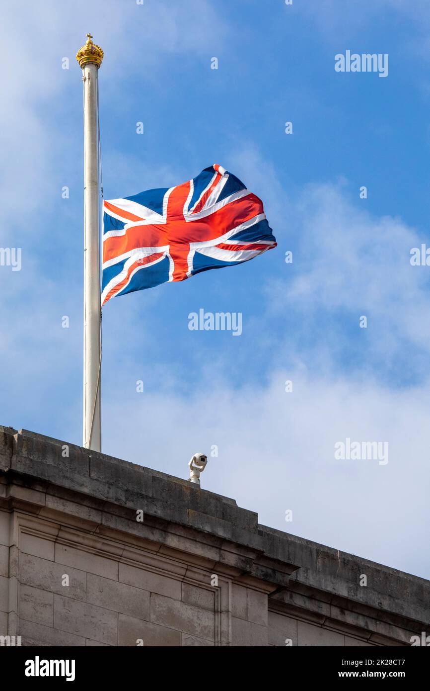 Le drapeau de l'Union volant en Berne au Palais de Buckingham à Londres, au Royaume-Uni, pour marquer la mort de sa Majesté la reine Elizabeth II Banque D'Images