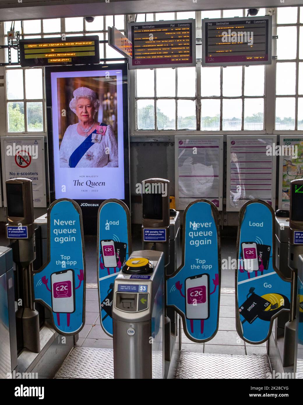 Londres, Royaume-Uni - 9 septembre 2022: Un écran à l'intérieur de la station de métro Upminster à Londres, Royaume-Uni, commémorant la reine Elizabeth II, qui est décédée le précédent Banque D'Images