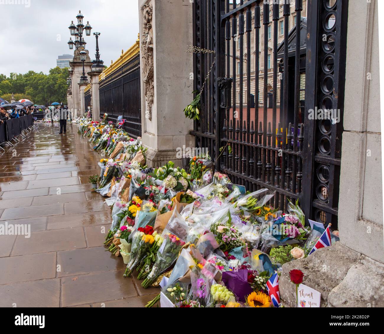 Londres, Royaume-Uni - 9 septembre 2022 : fleurs laissées par des adeptes au palais de Buckingham à Londres, Royaume-Uni, en commémoration de la reine Elizabeth II, qui a perdu la vie Banque D'Images